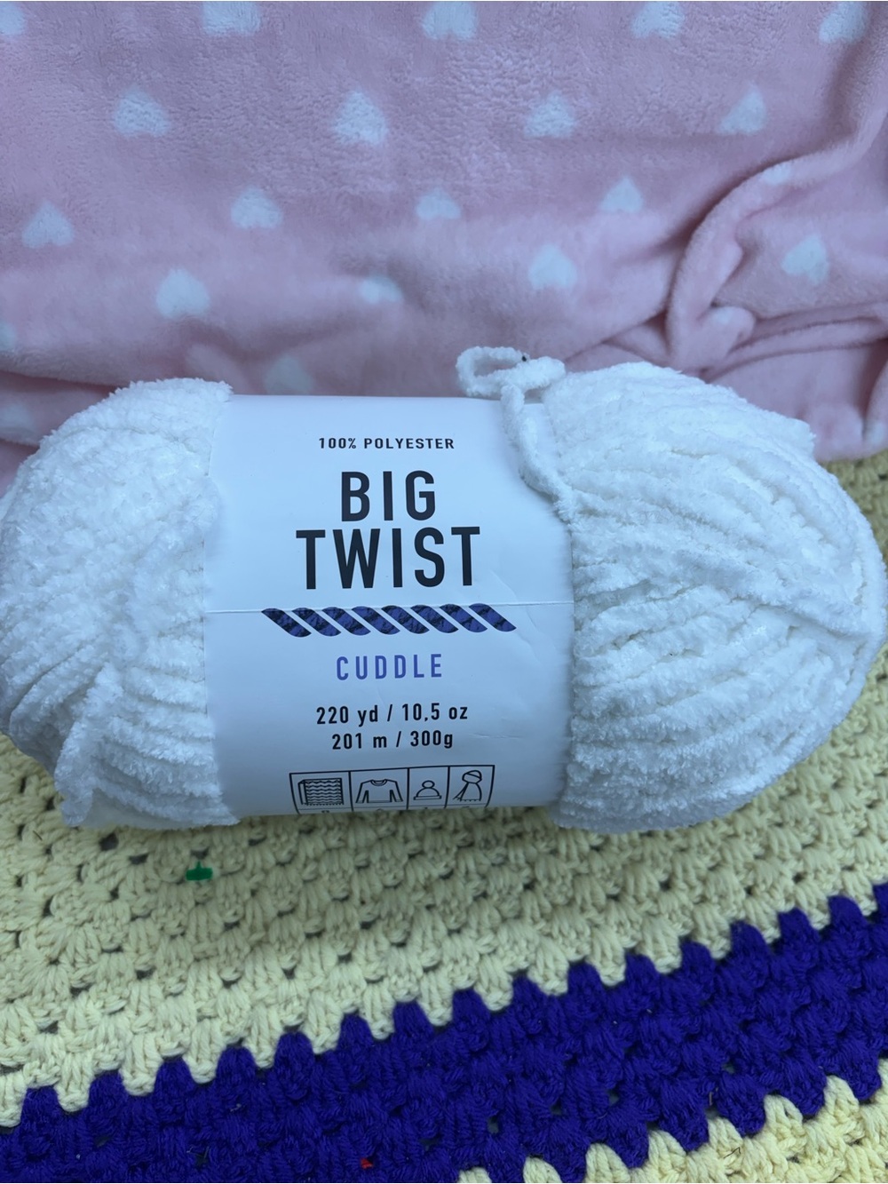 Big twist cuddle polyester yarn bright white 220 yds lot 2300